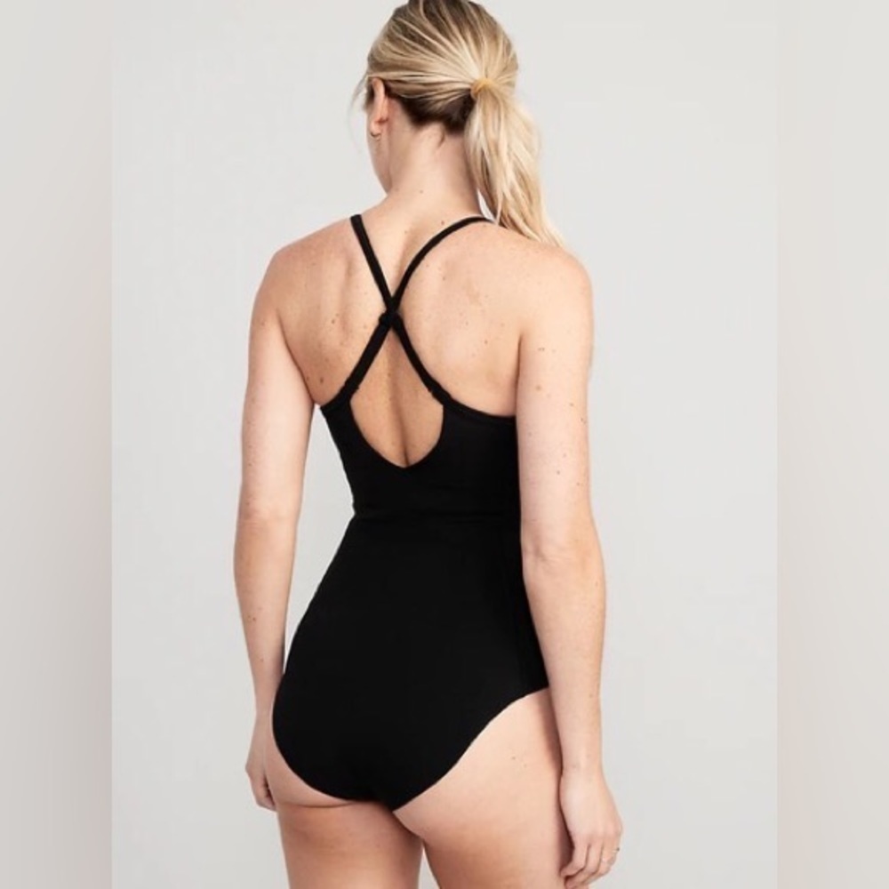 NWT! Old Navy Black PowerChill Strappy Bodysuit - Size Medium 🚦